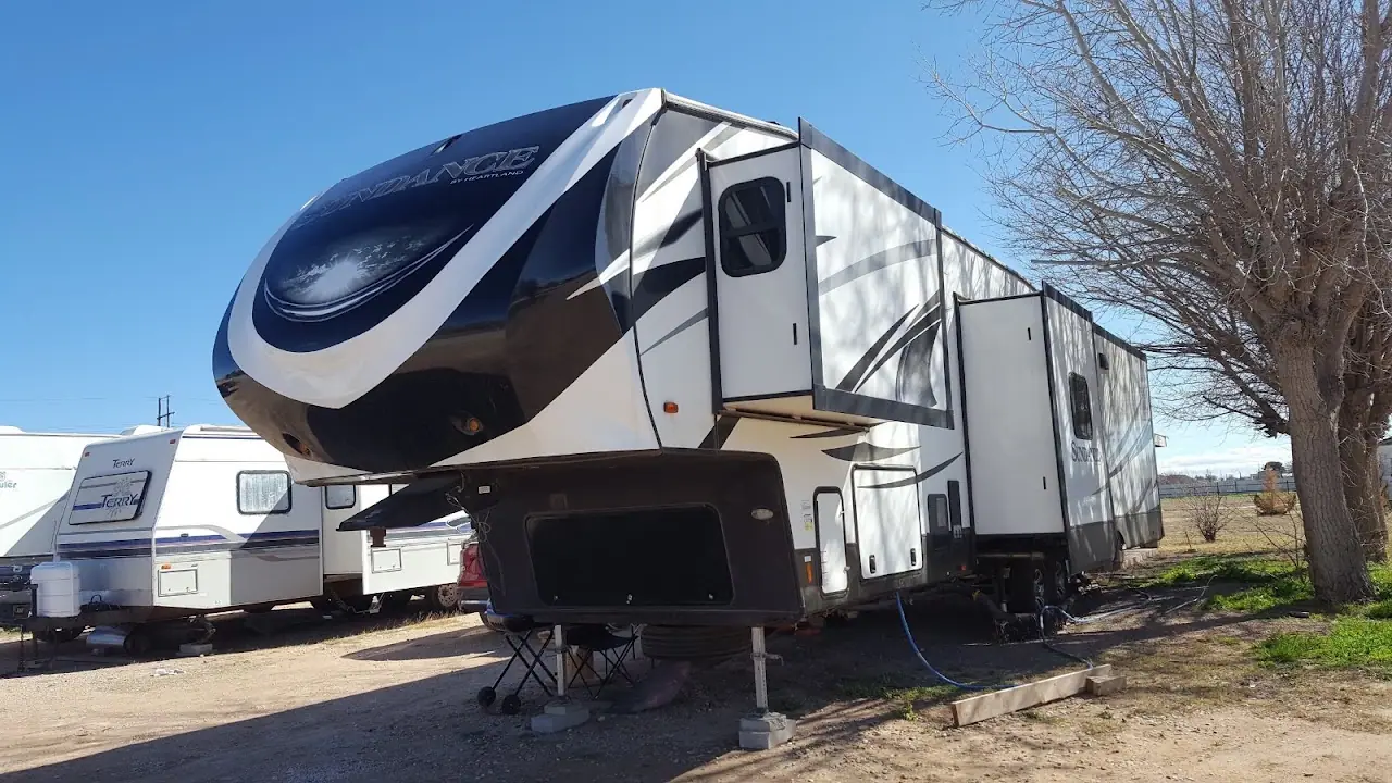 Carpenters man rv repair service, RV repair in Vernal