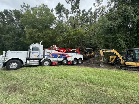 American Towing & Wrecker Service - Mobile Truck Repair - Diesel Repair Shop photo 3