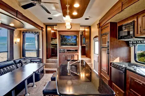 Rowley White RV photo 2